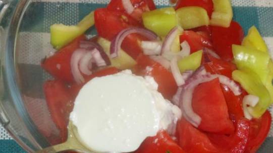 Помидоры в  йогурте.