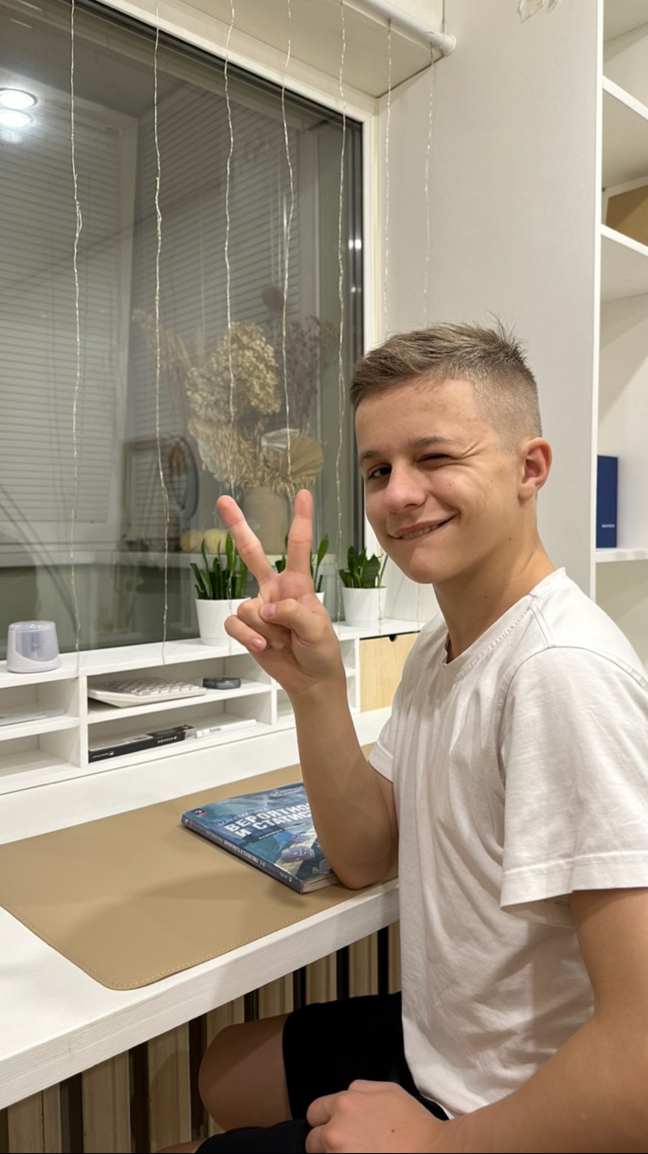 DIY. Стол в Мишину комнату готов! Почти😉