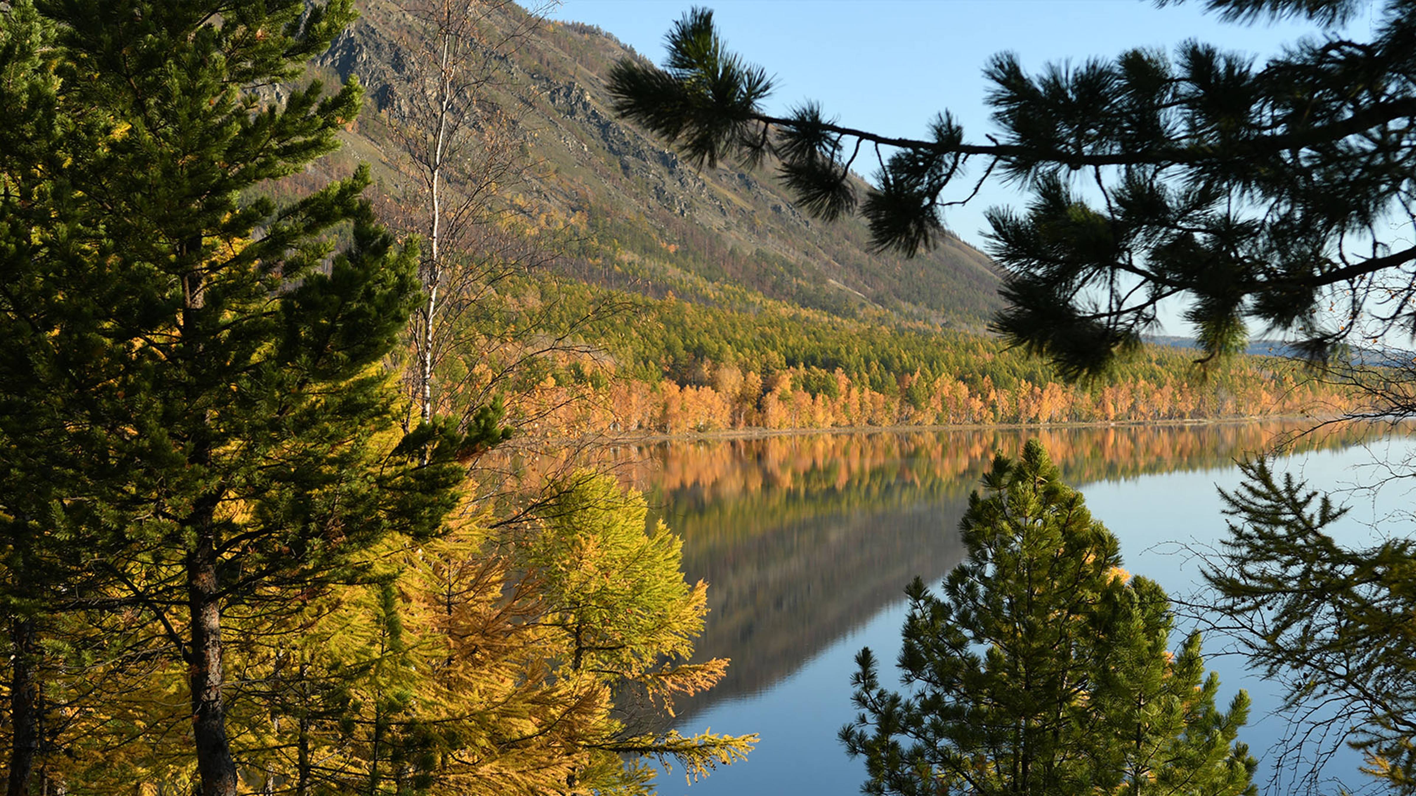 Туманное осеннее утро на Слюдянских озерах в Северобайкалье
