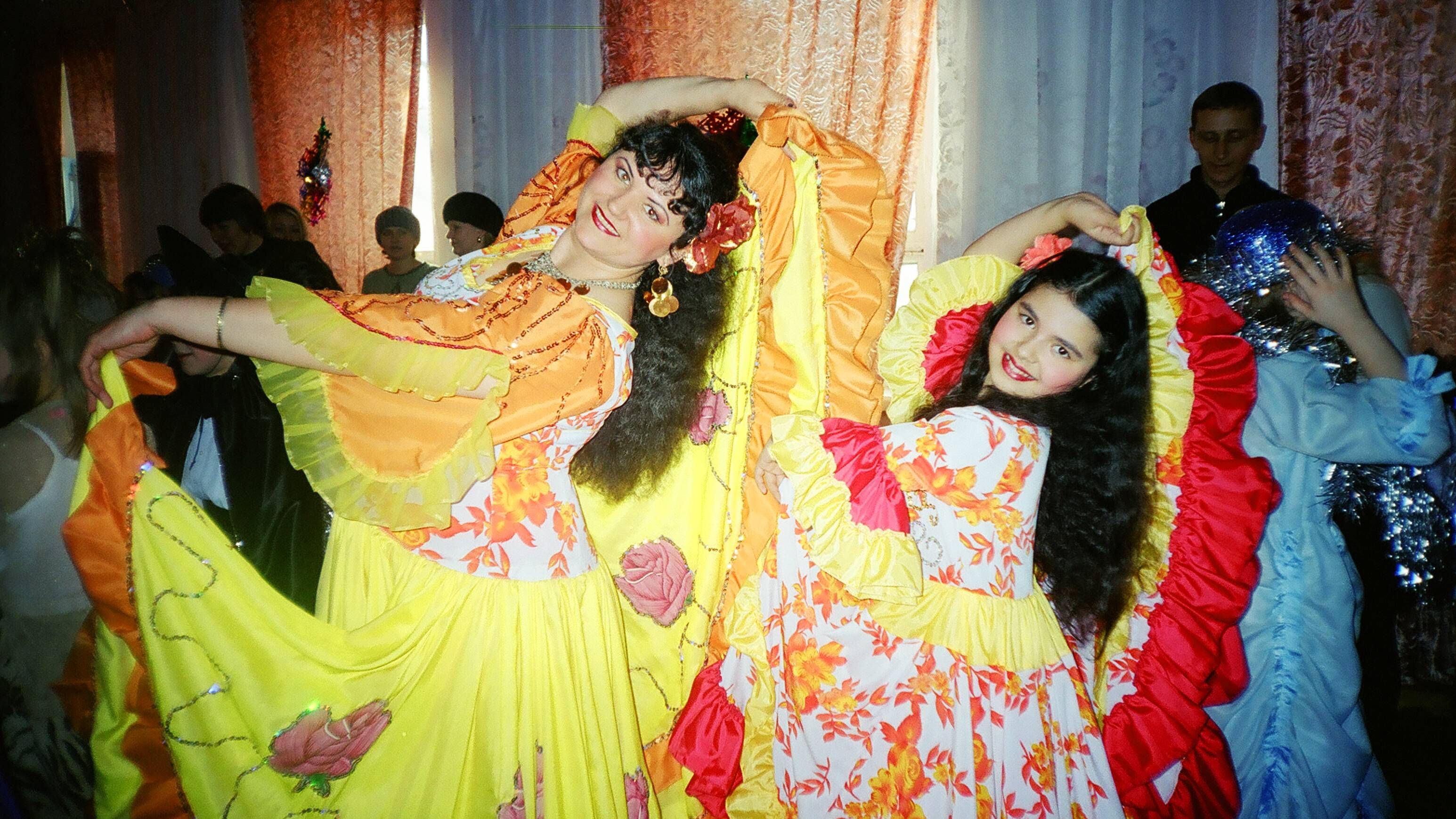 Цыганский ансамбль выступил в ресторане ХИНГАН ! Розе 8 лет,  удивила весь зал ! 2001 год