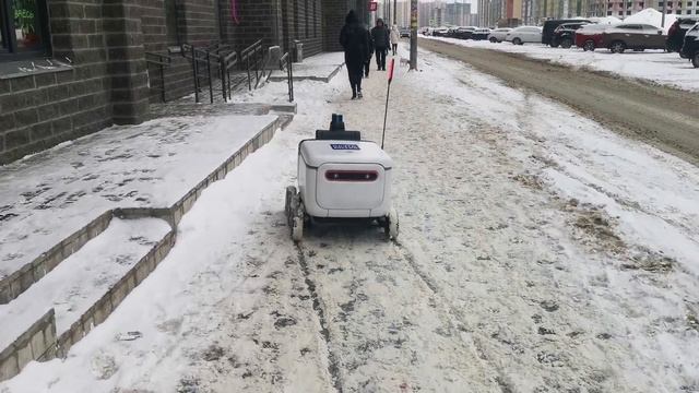 Робот доставщик Yandex зимой.