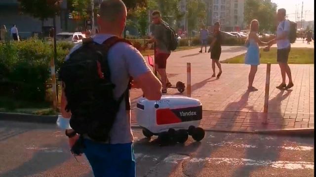 Робот доставщик Yandex за работой.