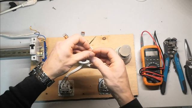 Схема подключения проходных выключателей (переключателей) простым языком.