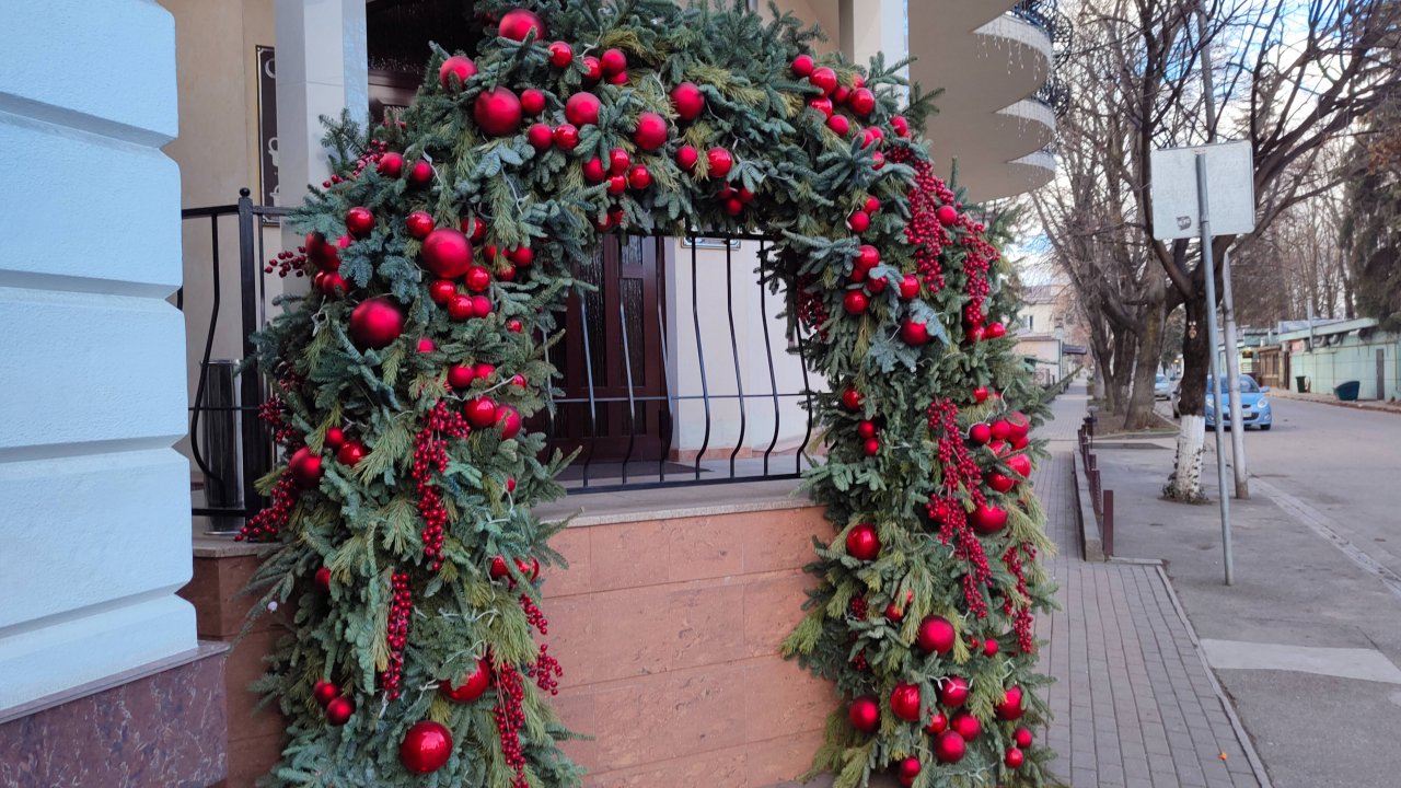 Шары, медведи и банты. Новогоднее оформление Пятигорска. 01.01.2025 года.