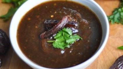 Приправа из фиников и изюма.