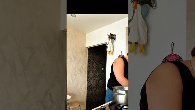 ГОТОВЛЮ САМЫЙ НОВОГОДНИЙ СУП/ГЛАВНОЕ ТУТ ОГУРЦЫ/Влог на кухне или готовим еду вместе/