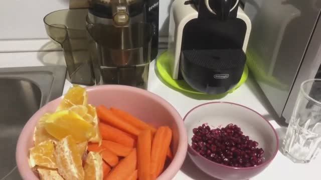 Шнековая соковыжималка Endever sigma 95!!! Делаем морковно-апельсиновый  и гранатовый сок ?.mp4