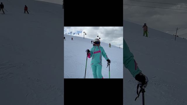 Сделала красиво на горных лыжах.