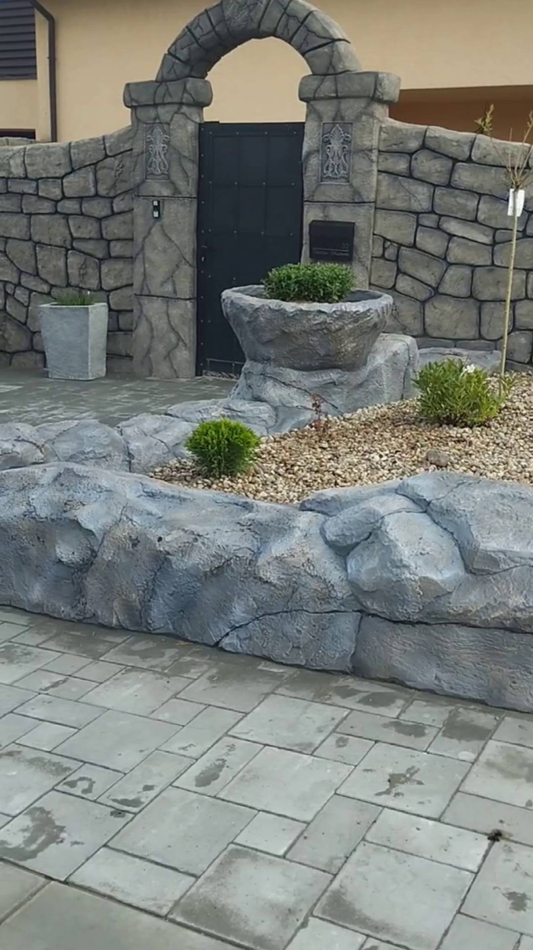 оформление дома. клумба. забор мастер Александр.