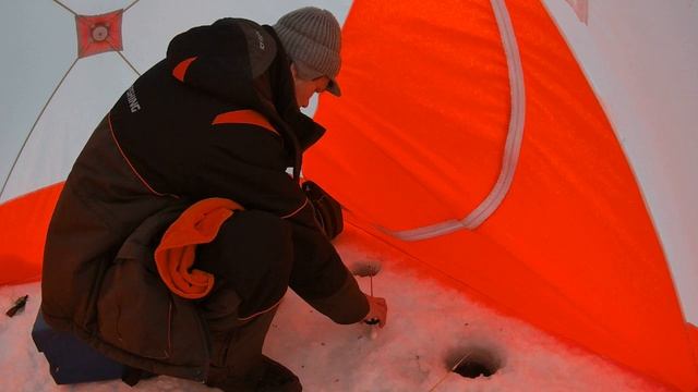 Рыбалка в не благоприятный прогноз клёва рыбы. Ветер, еле установил палатку.