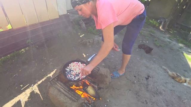 Готовлю сытный, овощной ужин с крабовыми палочками.