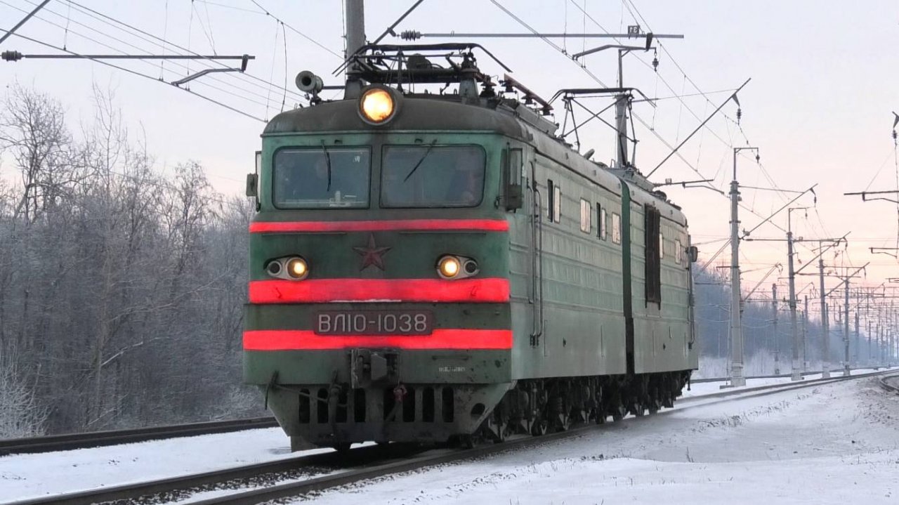 "Зеленый труженик". ВЛ10-1038 следует резервом