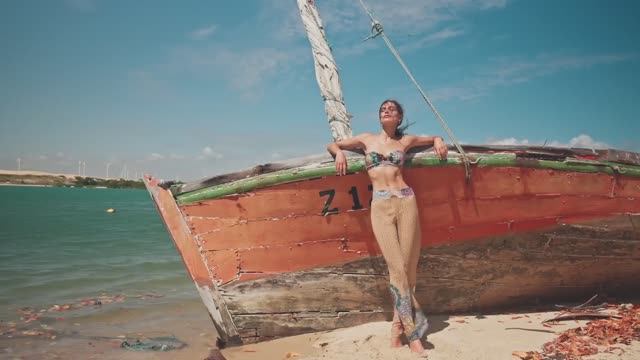 Красивые девушки в купальниках Pain de Sucre. Дефиле