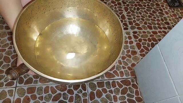 Как закипает вода в поющей чаше. Структурирование воды. Массаж, звукотерапия.