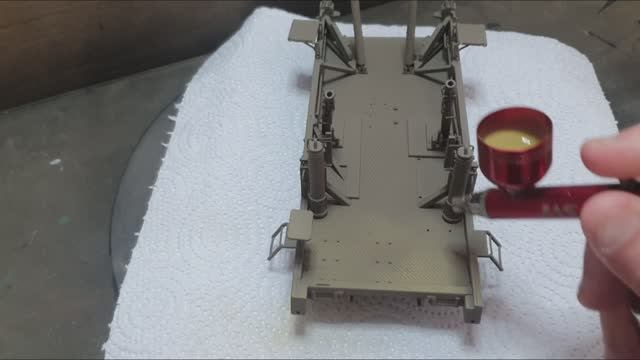 Покраска аэрографом платформы, ракетной части сборной модели системы ПВО "Железный купол" Trumpeter