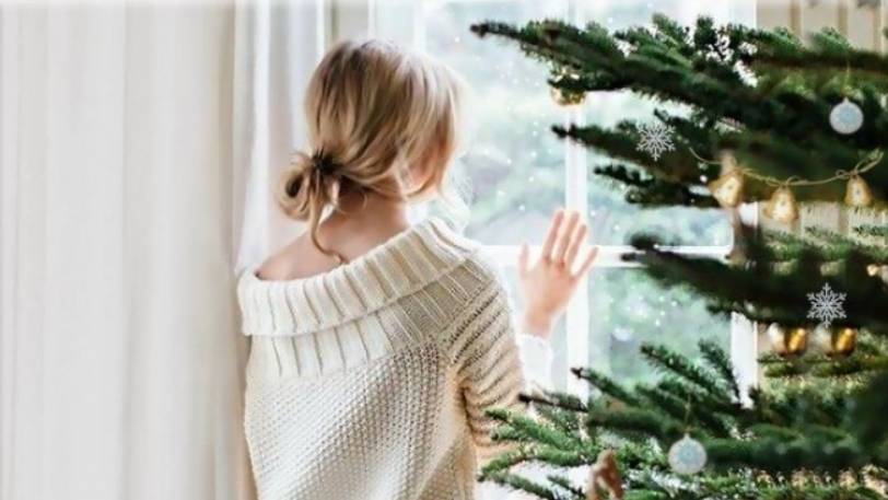 А я смотрю как кружится снежок  *