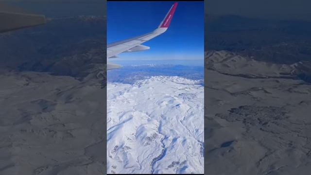 Красивые виды на горы из иллюминатора 🏔️