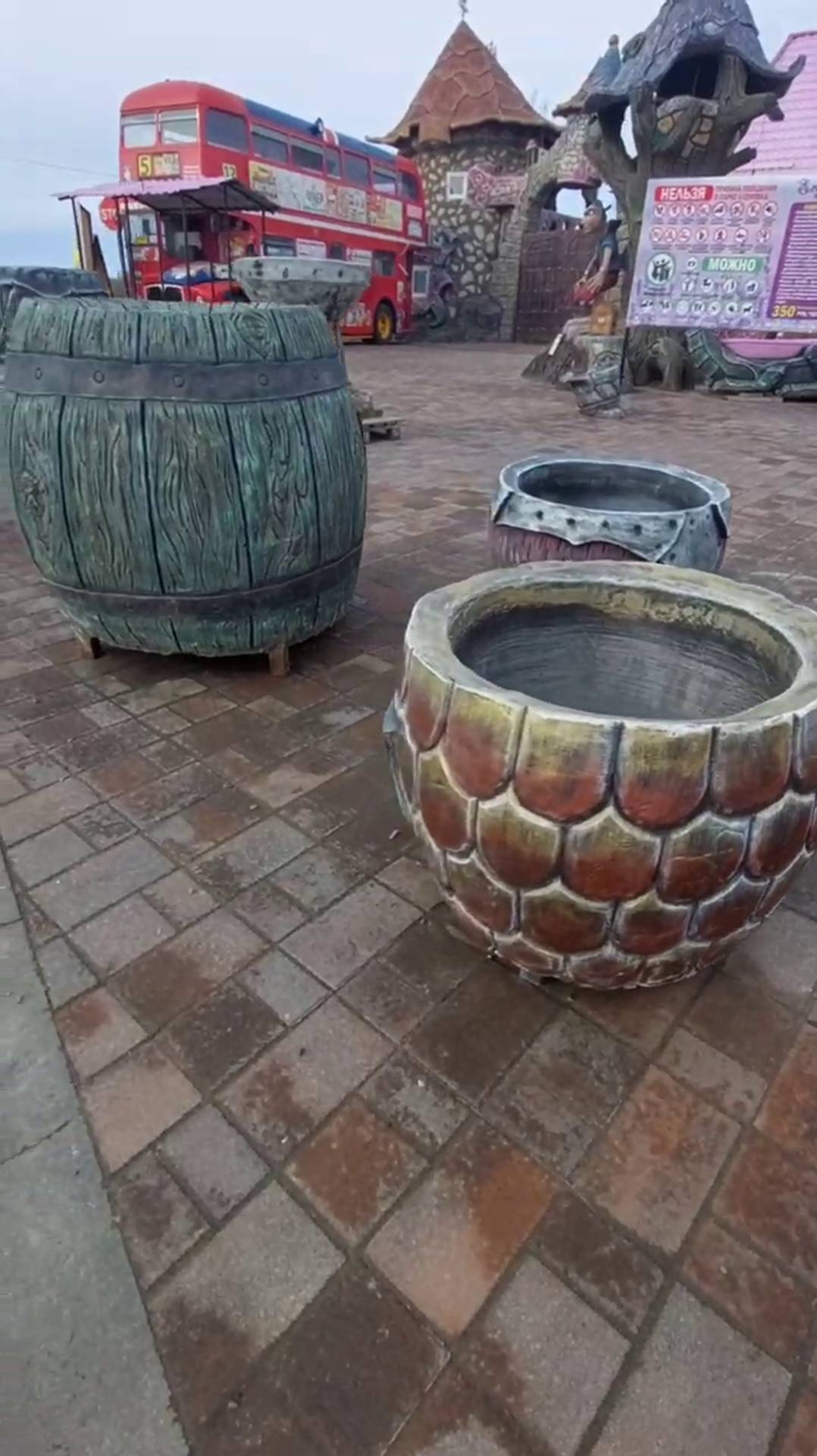 цветник малые  формы бочки  из арт бетона.парк Еленовка.