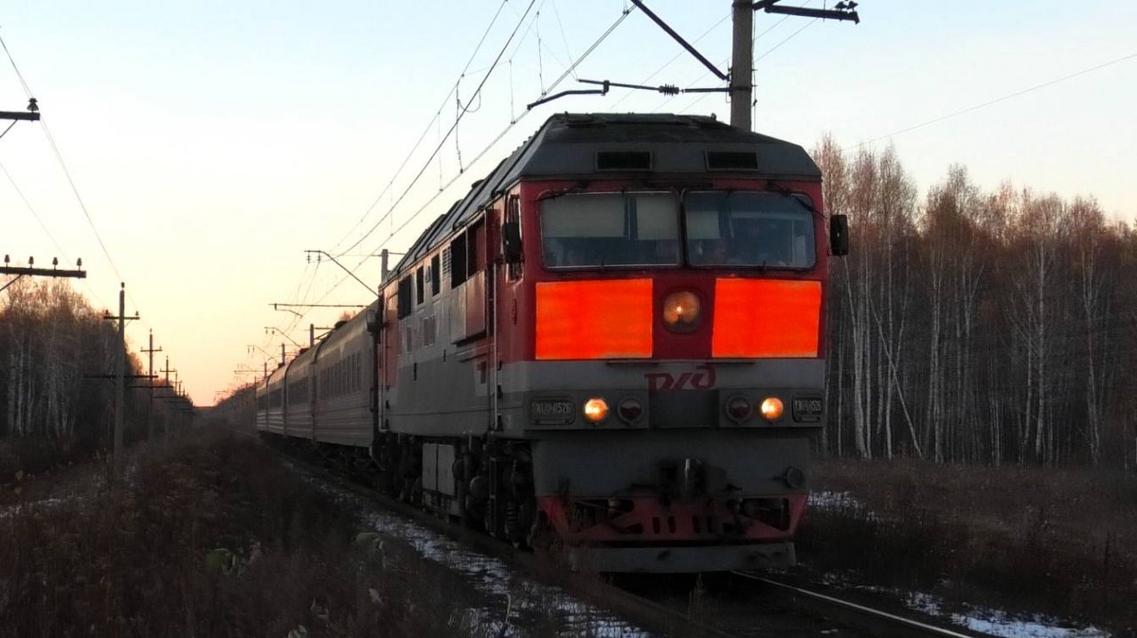 ТЭП70-0526 с пригородным поездом Алапаевск - Екатеринбург-Пасс. делает остановку о.п. Лисава
