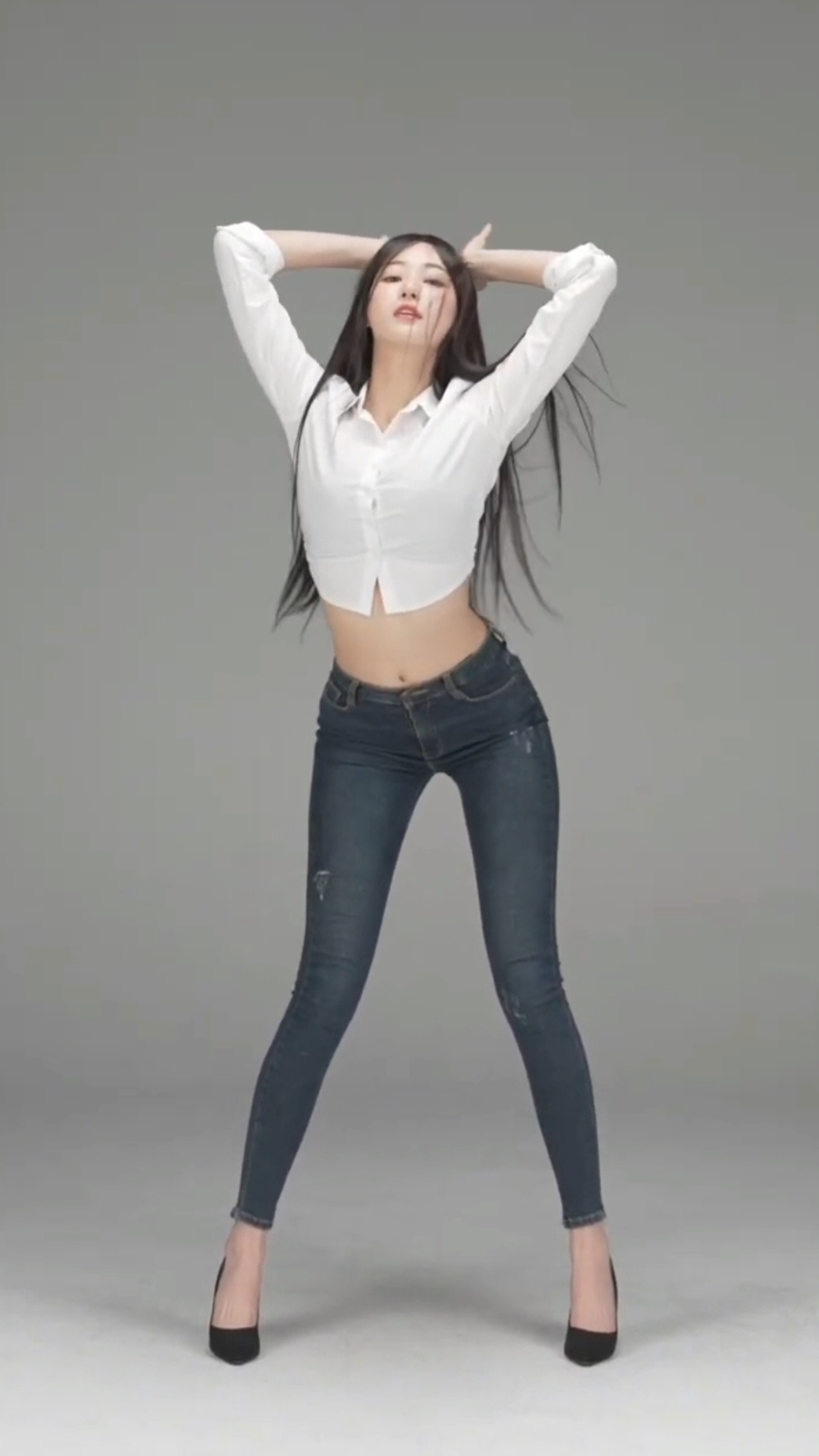 Девушка зажигательно танцует