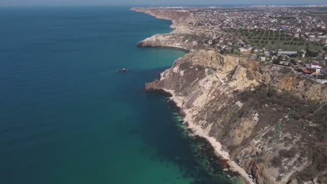 Не сиди дома.