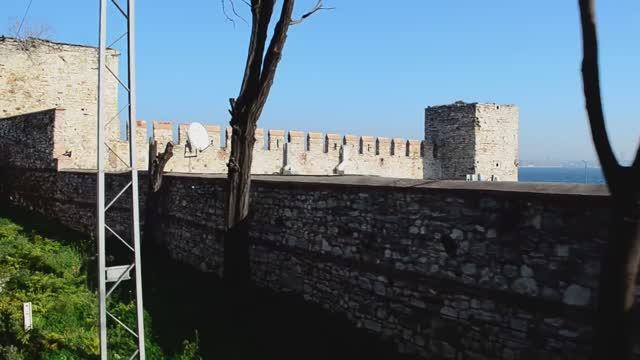 Железная дорога на руинах Константинополя (2011)