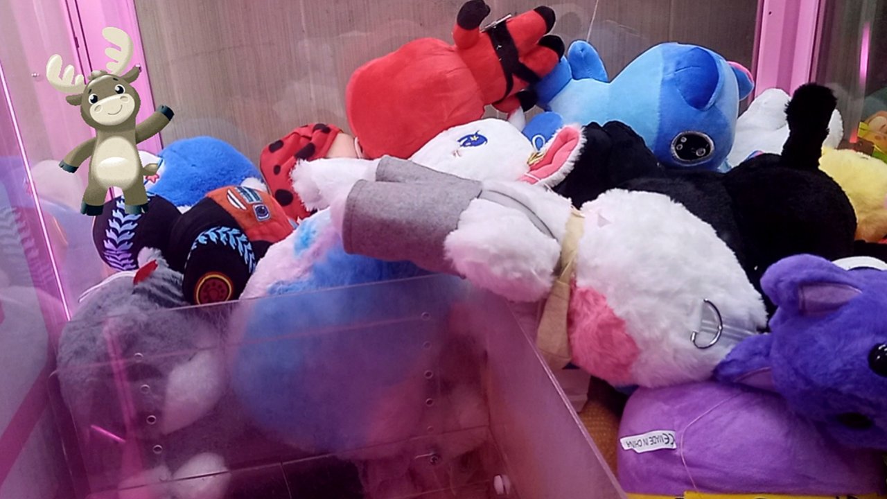 Достали много классных игрушек из автомата Хватайка.