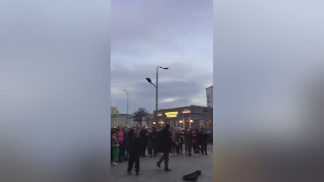 Крутой танцор на Старом Арбате вместе с уличными музыкантами выдает