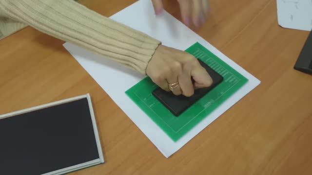 Большой штамп с большой штемпельной подушкой