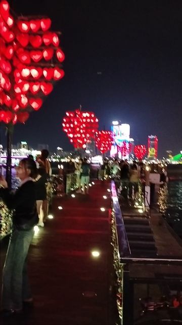 Красные сердечки в Дананге!Набережная реки Хан!