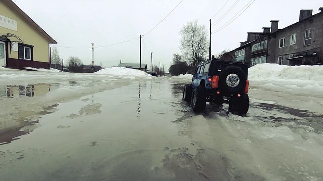 Катаемся по лужам на радиоуправляемом Jeep Wrangler JK Rubicon 1/10