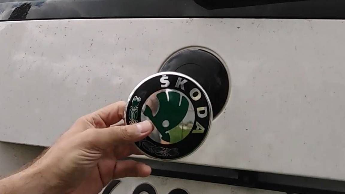 КАК НАДЕЖНО НАКЛЕИТЬ ЭМБЛЕМУ НА АВТОМОБИЛЬ