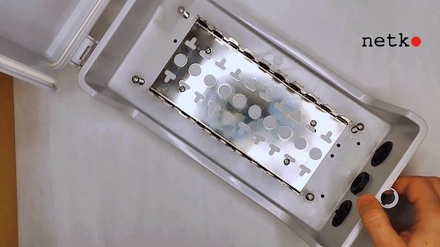 68289 Коробка распределительная на 10 плинтов с цанг-зажимом, наружная, пластиковая, замок