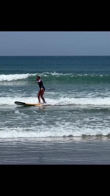 Надя Делает успехи на сёрфе