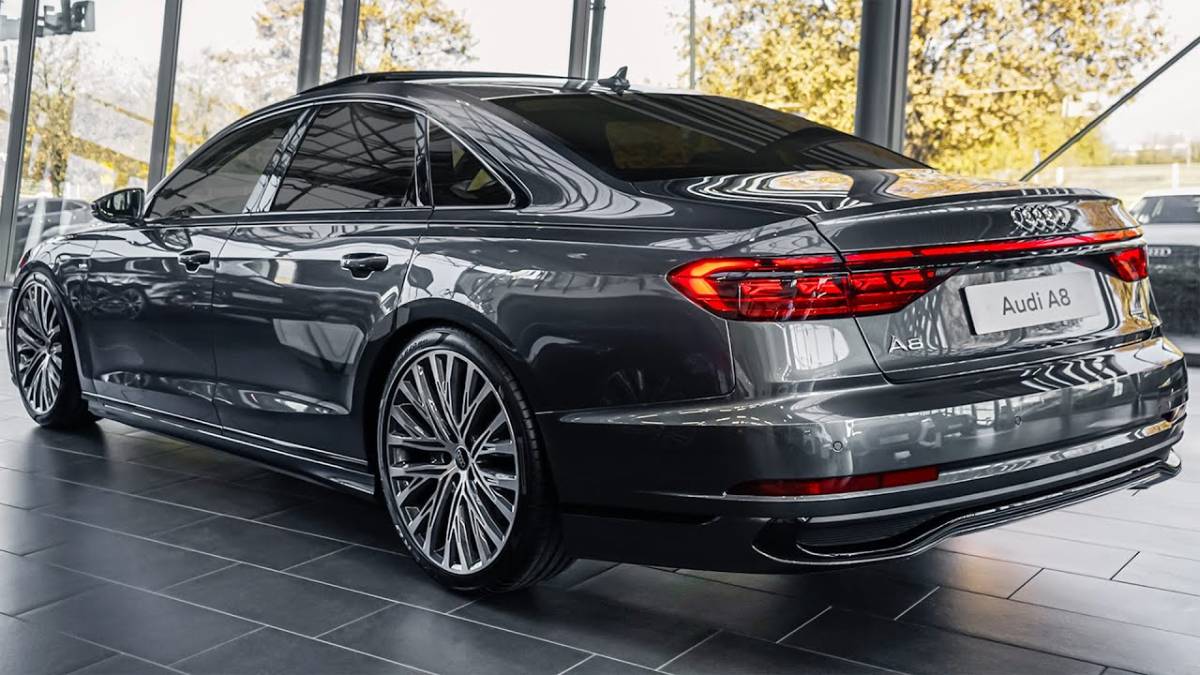 Audi A8 S 2025 года — обзор интерьера и экстерьера.