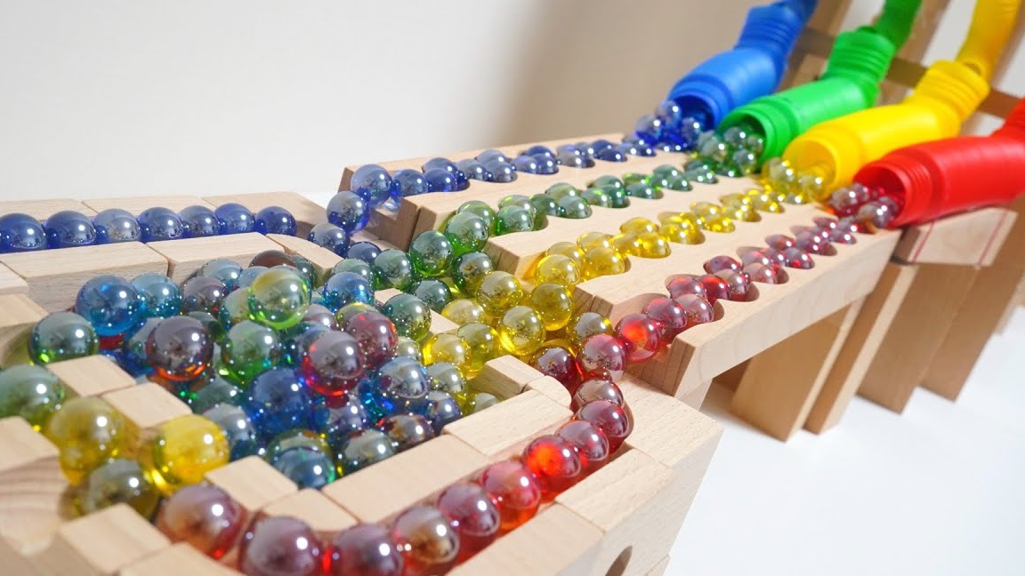 Шарики скатываются через лабиринт в трубу