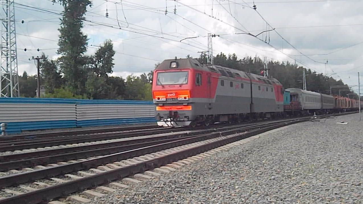 Электровоз 2ЭС6-459 с ремонтным поездом.