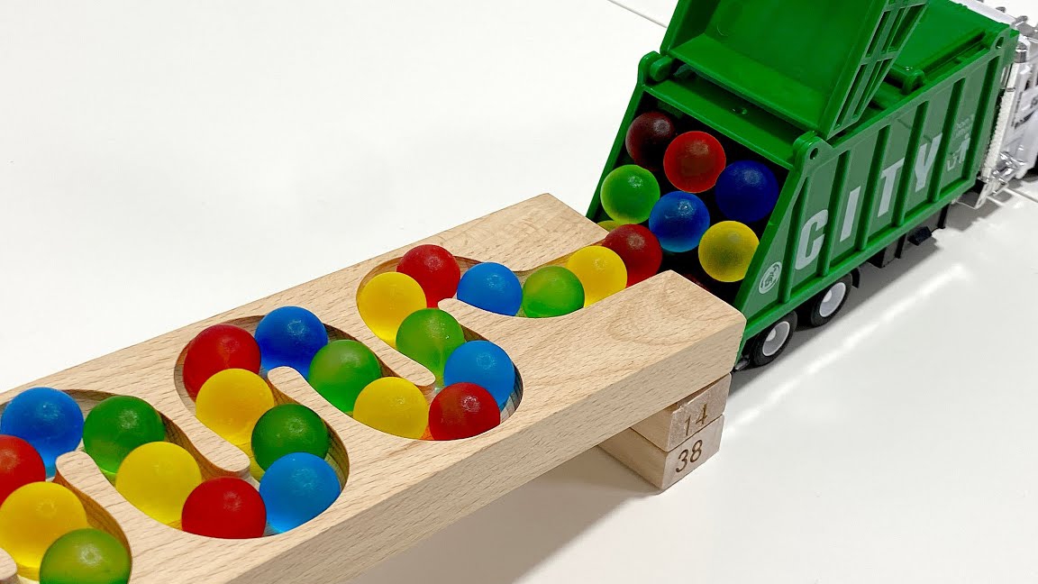 Скатываем шарики в машинку, играем машинку