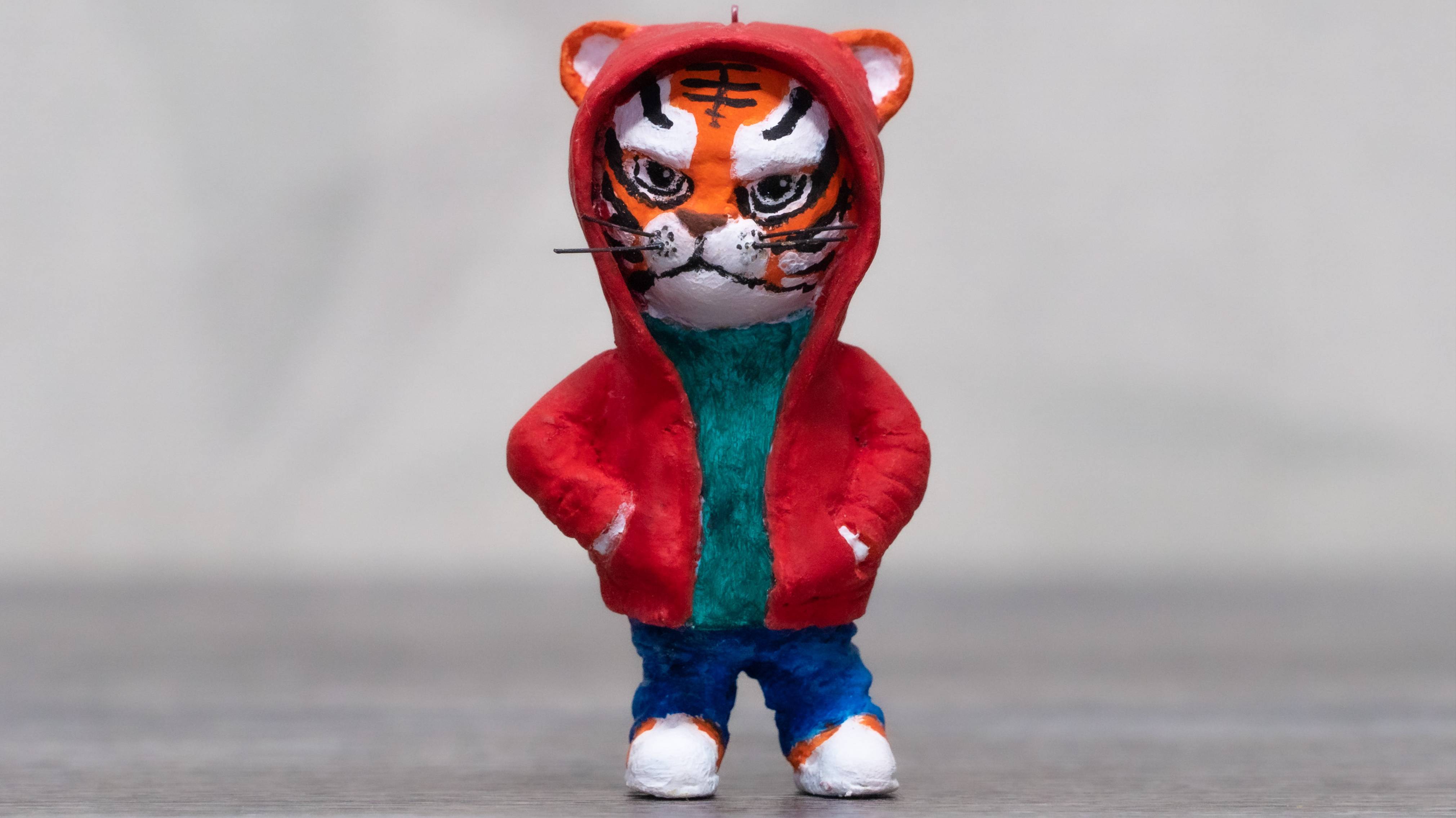 РУЧНАЯ РАБОТА. Елочная  игрушка "ТИГР В КАПЮШОНЕ" из папье-маше