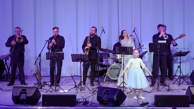 Выступление джаз ансамбля "Академик Бэнд". И показ от Продюсерского центра "Совершенство"