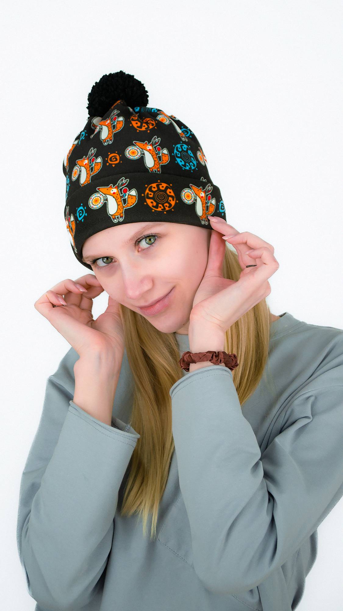 Шапка с помпоном ЛИСЕНЫШ УЗОР (черная)