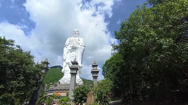 Что посмотреть в Нячанге – Статуя Будды Амитабхи и пагода Тонг Лам Ло Сон