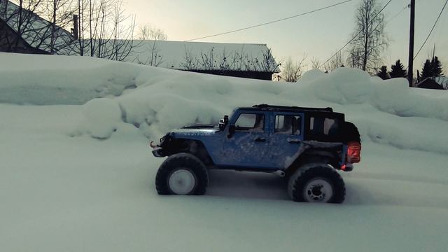 Радиоуправляемый Jeep Wrangler JK Rubicon 1/10 наваливает по снежку.