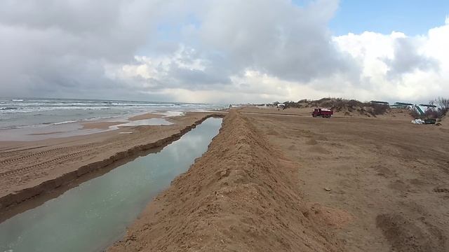 АНАПА. МАЗУТ НАСТУПАЕТ. МОРЕ ОТГОРОДИЛИ РВАМИ и ВАЛАМИ // 4 февраля 2025 года