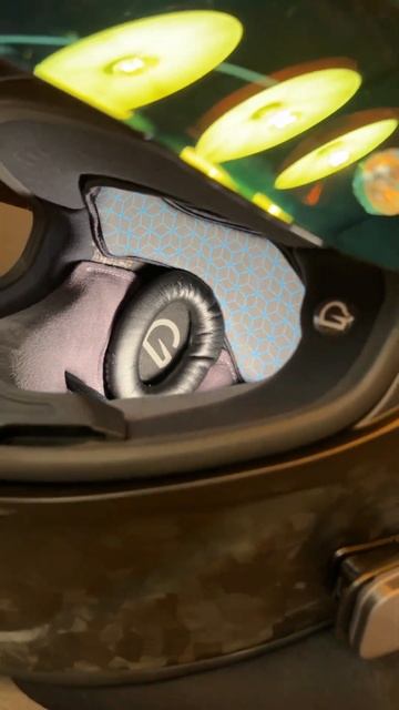 Заменили штатные динамики Cardo Edge на акустику Stage 3