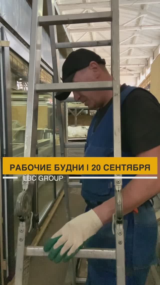 РАБОЧИЕ БУДНИ. КАК ЗДОРОВО ОН УТЮЖИТ ЛИНОЛЕУМ