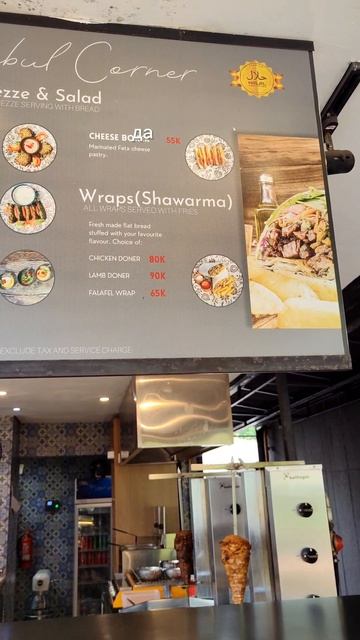 Коля пробует шаурму на Бали