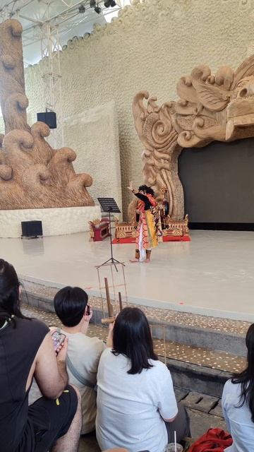 Нашел подработку в балийском оркестре