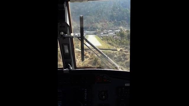 ГИМАЛАИ I Лукла I приземление самолета из кабины пилота, один из самых опасных аэропортов мира