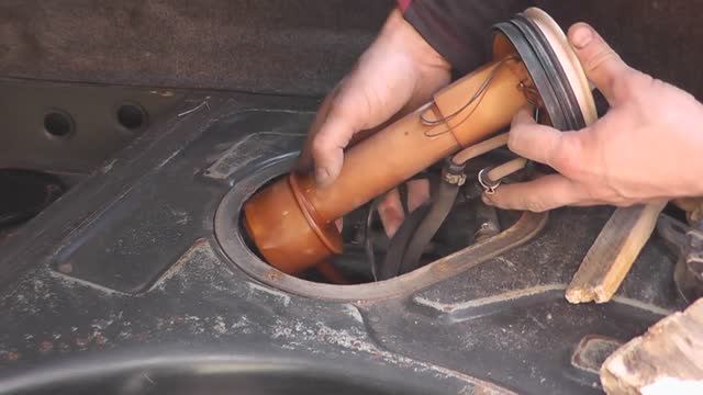 Датчик уровня топлива Проверка и ремонт  BMW E34 Не работает индикатор топлива.